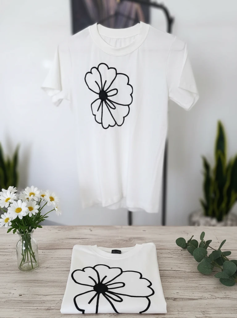 Remera Bordada Diseño Floral - Vista alternativa | Drizzary Store
